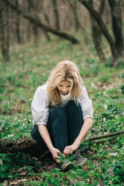 Mujer Soñadora Relajándose Bosque —  Fotos de Stock