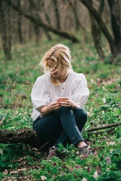 Daydreamer Kobieta Relaksujący Lesie — Zdjęcie stockowe