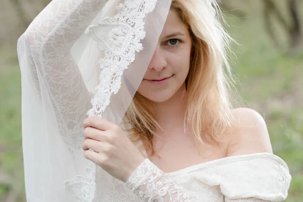 Портрет Невесты Красивыми Кружевами — стоковое фото