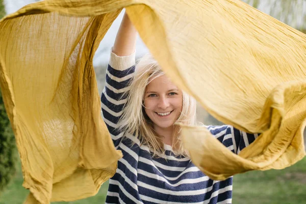 Frau Mit Gelbem Textil Hat Spaß Freien — Stockfoto