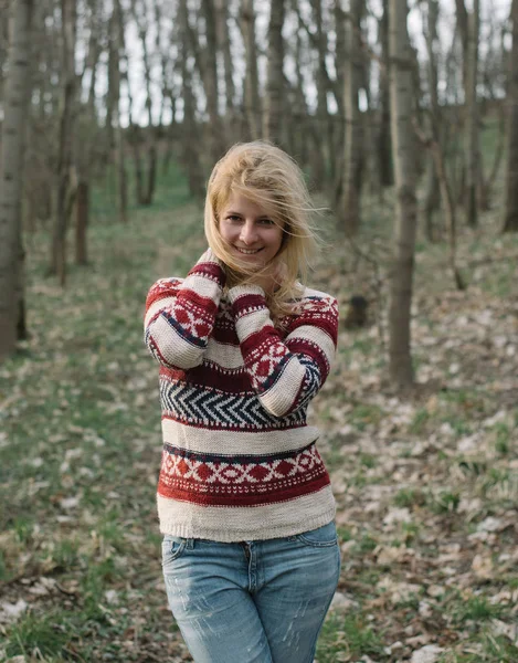 Mulher Feliz Floresta — Fotografia de Stock