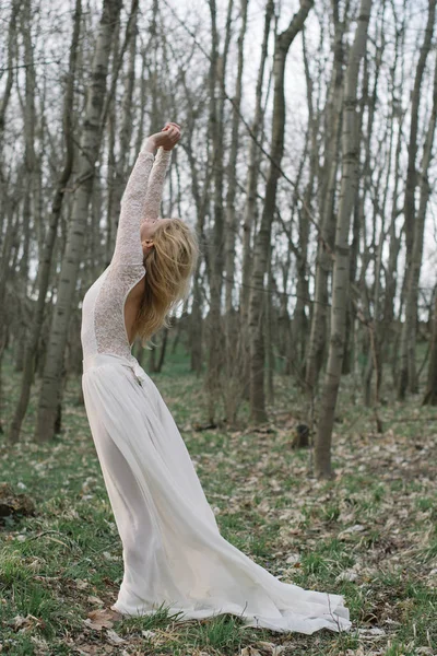 Mariée Debout Dans Forêt — Photo