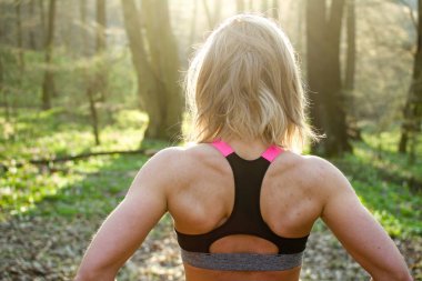 Kaslı kadın vücudu açık gösterilen.