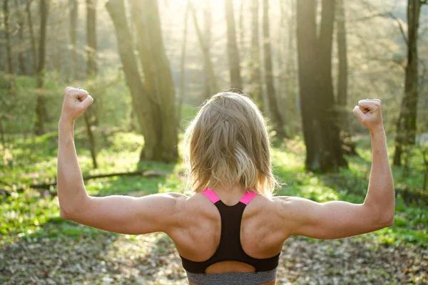 Muskulös Kvinna Visar Hennes Kropp Utomhus Bakifrån — Stockfoto