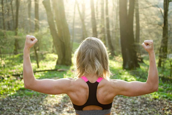 Femme Musculaire Montrant Son Corps Plein Air Vue Arrière — Photo