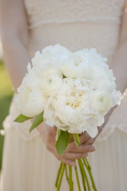 Gelin buketi. Peony çiçek demet tutan gelin. Güzel beyaz Şakayık.