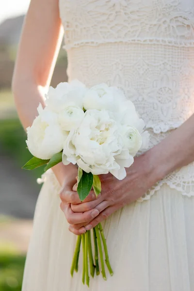 Bouquet Mariée Mariée Tenant Des Fleurs Pivoine Belle Pivoine Blanche — Photo