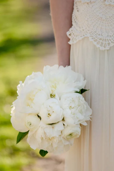 Νυφική Ανθοδέσμη Νύφη Κρατάει Μπουκέτο Λουλούδια Peony Όμορφη Λευκή Παιώνια — Φωτογραφία Αρχείου