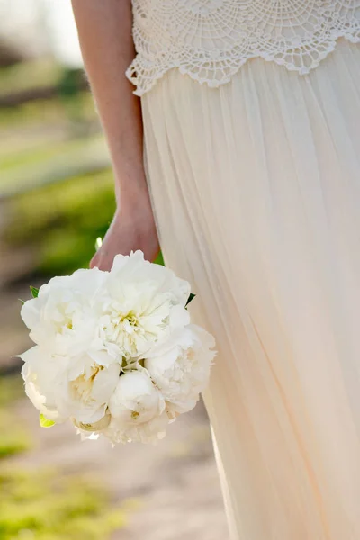 Νύφη Κρατώντας Γαμήλια Ανθοδέσμη Λευκά Λουλούδια Peony Κλασική Κομψότητα — Φωτογραφία Αρχείου