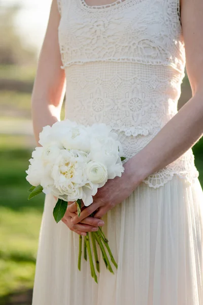 Sposa Possesso Bouquet Sposa Fiori Peonia Bianca Eleganza Classica — Foto Stock