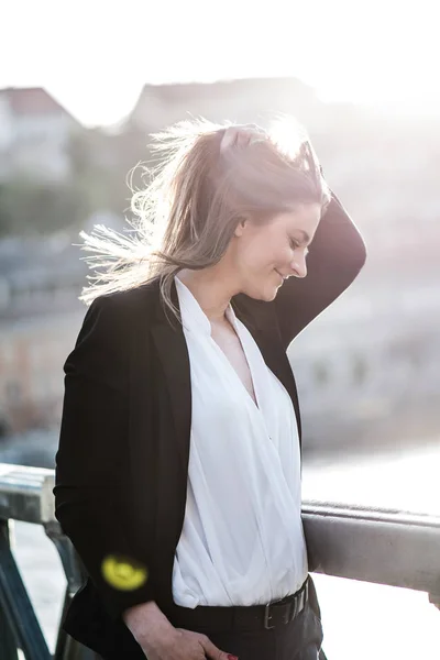 Modieuze Elegante Vrouw Die Lacht — Stockfoto