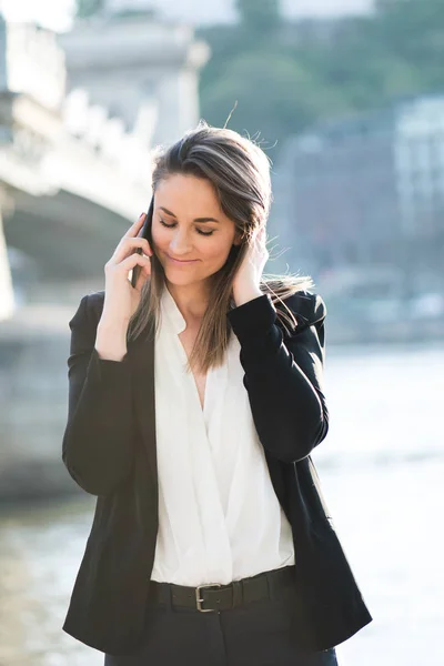 Üzletasszony Telefon Szabadban — Stock Fotó