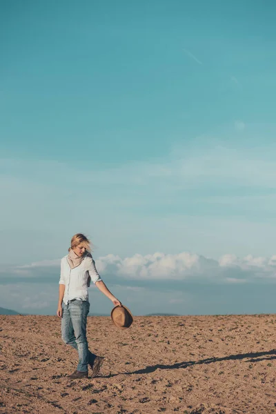 Viaggiatrice Che Cammina Nel Deserto — Foto Stock