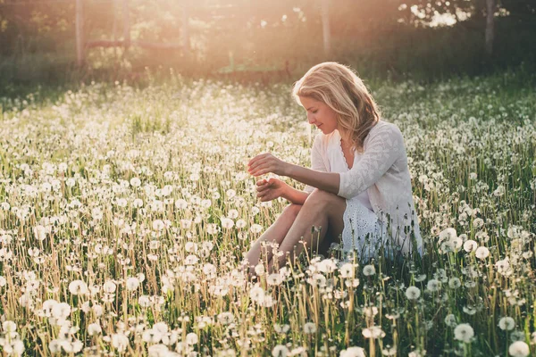 Dagdromer Vrouw Buiten Jonge Vrouw Achter Paardebloem Veld — Stockfoto