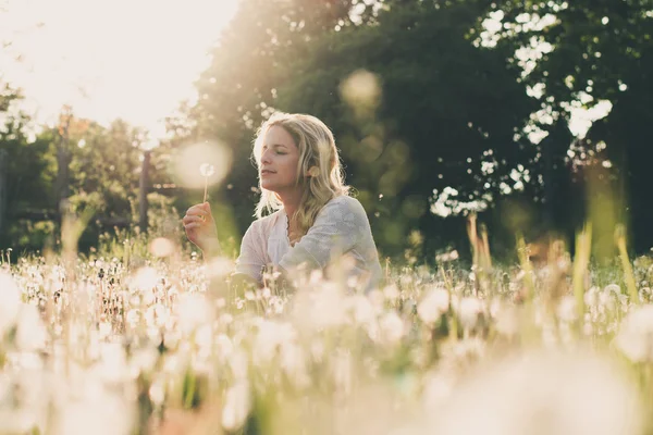 Dagdromer Vrouw Buiten Jonge Vrouw Achter Paardebloem Veld — Stockfoto