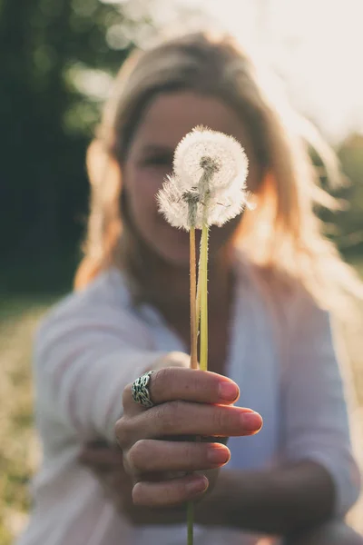 Vrouw Met Plezier Met Paardebloem — Stockfoto