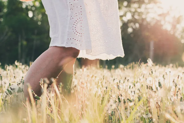 赤脚女人走在户外 — 图库照片