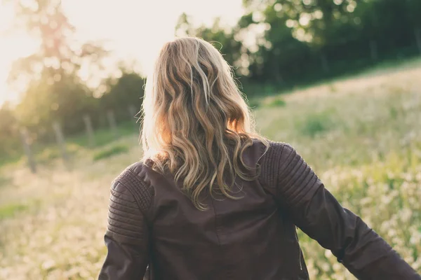 Vista Posteriore Dei Capelli Lunghi Donna All Aperto — Foto Stock