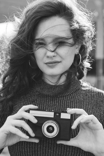 Fotógrafa Mujer Con Cámara Vintage —  Fotos de Stock