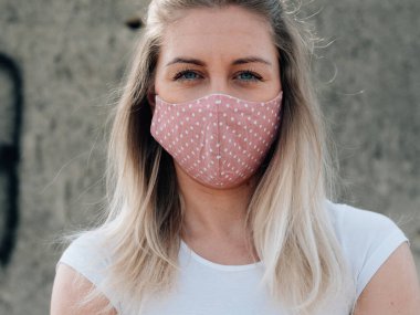 Coronavirus hastalığı sırasında maskeli genç bir kadın, covid-19