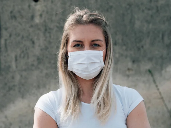 Mujer Joven Con Máscara Médica Durante Enfermedad Por Coronavirus Covid — Foto de Stock