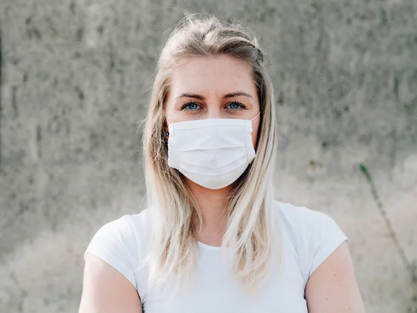 Mujer Joven Con Máscara Médica Previniendo Pandemia Coronavirus — Foto de Stock