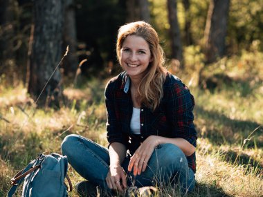 Gezgin kadın ormanda dinleniyor.