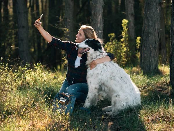 Красива Молода Жінка Робить Селфі Своєю Собакою Природі Заході Сонця — стокове фото
