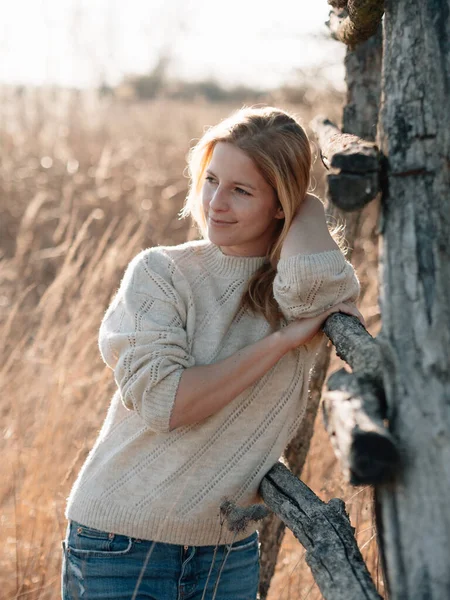 Junge Frau Rastet Bei Sonnenuntergang Freien Aus — Stockfoto