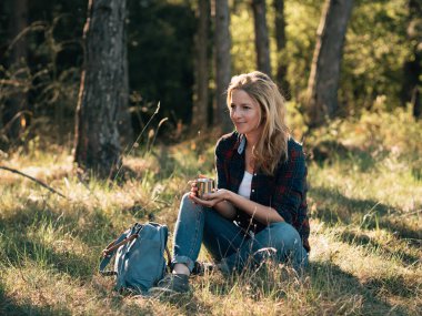 Kupalı gezgin kadın.