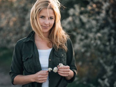 Dışarıdaki küçük çiçekli kadın.