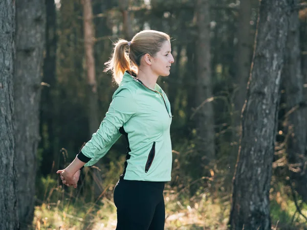 Frau Dehnt Sich Nach Dem Training Freien — Stockfoto