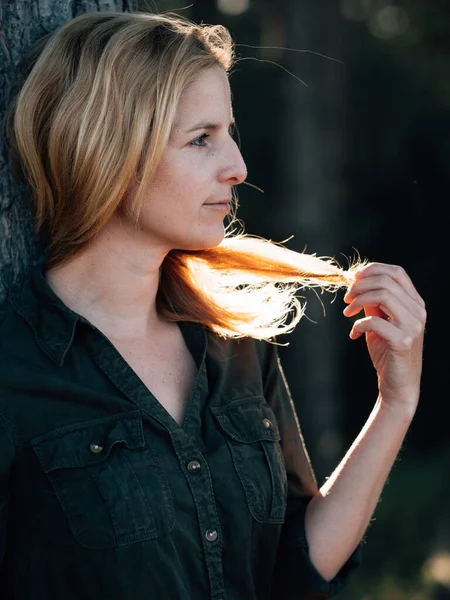 Junge Frau Wald — Stockfoto