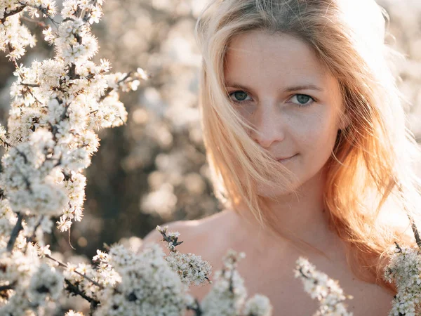 Beautiful Blond Woman Portrait Blooming Flowers — Stock Photo, Image