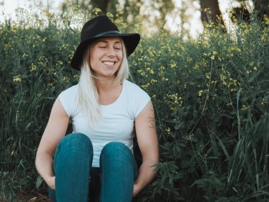 Şapkalı genç bir kadının portresi.