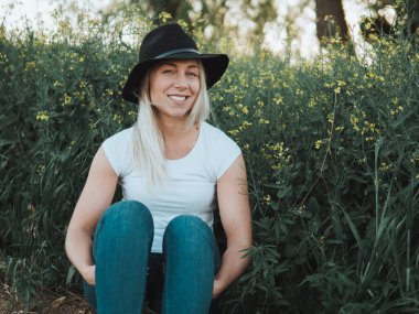 Şapkalı genç bir kadının portresi.