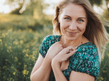 Tecavüz tarlasında genç bir kadın