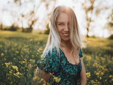 Tecavüz tarlasında genç bir kadın