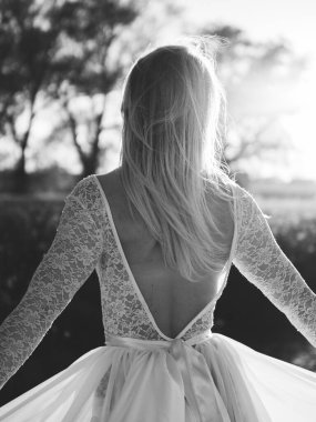 Gün batımında uzun saçlı gelin