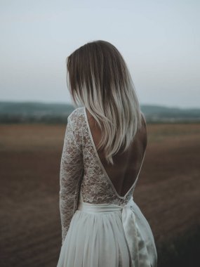 Şafakta duran zarif gelin