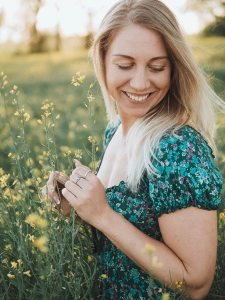 Jonge Vrouw Koolzaad Veld — Stockfoto