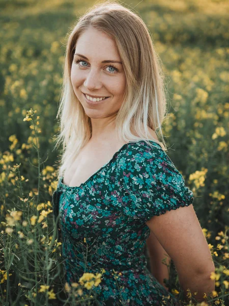 Jovem Mulher Campo Colza — Fotografia de Stock