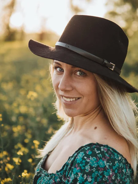 Porträt Einer Frau Mit Hut Junges Cowgirl Auf Dem Bauernhof — Stockfoto