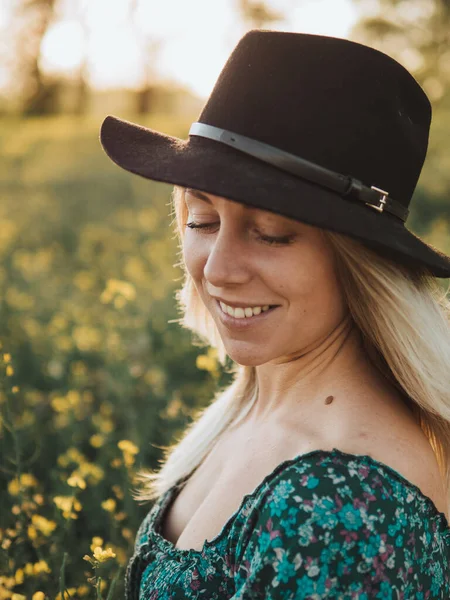 Retrato Una Mujer Sombrero Joven Vaquera Granja — Foto de Stock