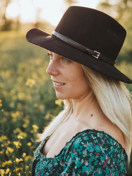 帽子を被った女性の肖像画農場の若いカウガール — ストック写真
