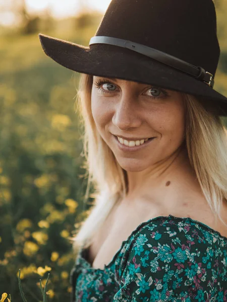 Porträtt Kvinna Hatt Ung Cowgirl Gården — Stockfoto