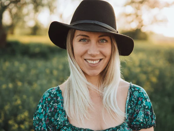 Porträtt Kvinna Hatt Ung Cowgirl Gården — Stockfoto