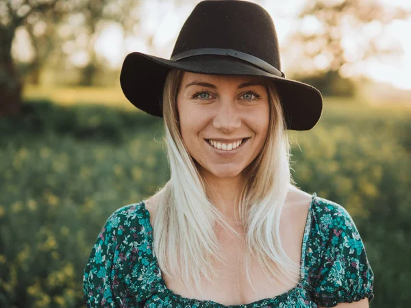 Retrato Uma Mulher Chapéu Jovem Vaqueira Fazenda — Fotografia de Stock