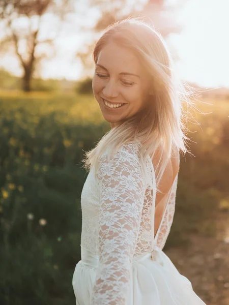 Mooie Bruid Buiten Natuur — Stockfoto