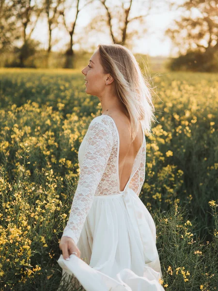 Mooie Bruid Buiten Natuur — Stockfoto